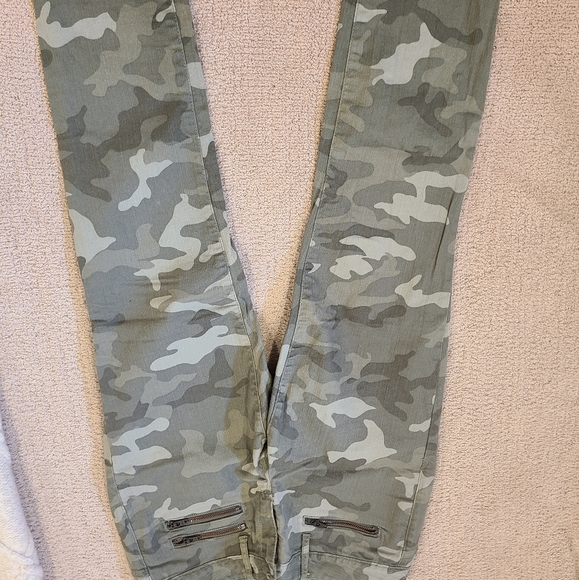 The Gap camo jeans, size 28 - Picture 2 of 5